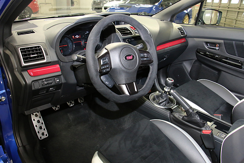 レカロ製のシートは、シルバーのサイドアクセントが与えられ、ステッチ類もシルバーとなる