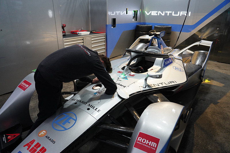 マッサ選手のマシンを整備するチームメカニック。グリーンライトが点いているときには、このように感電対策をしたメカニックが整備することができる