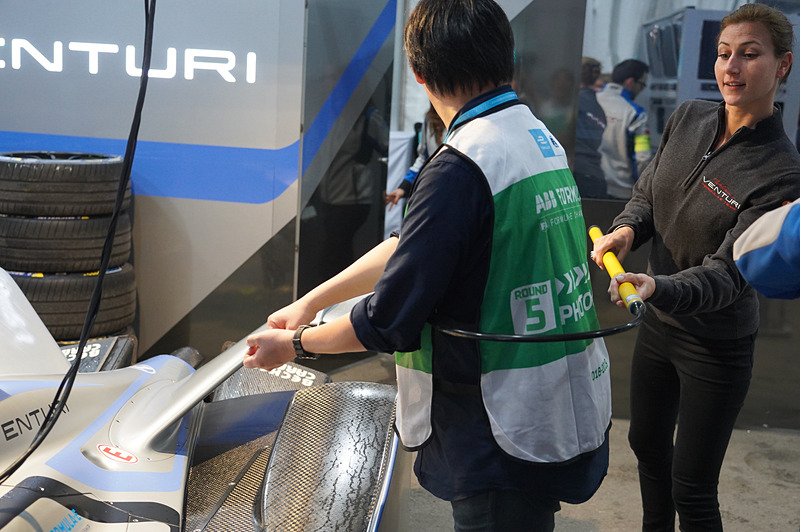 大電流を流すことができるバッテリーが搭載されているため、感電対策としてこうした器具も用意されている。感電している人をマシンから引き剥がすツール