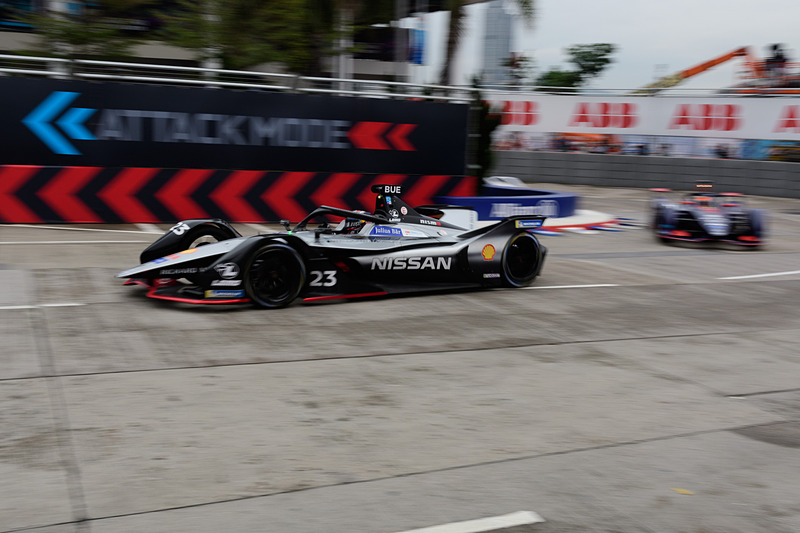 アタックモードのあるコーナーを加速していく、23号車 セバスチャン・ブエミ選手