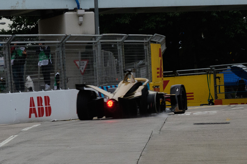 右リアからタイヤがなくなったロッテラー選手のマシン