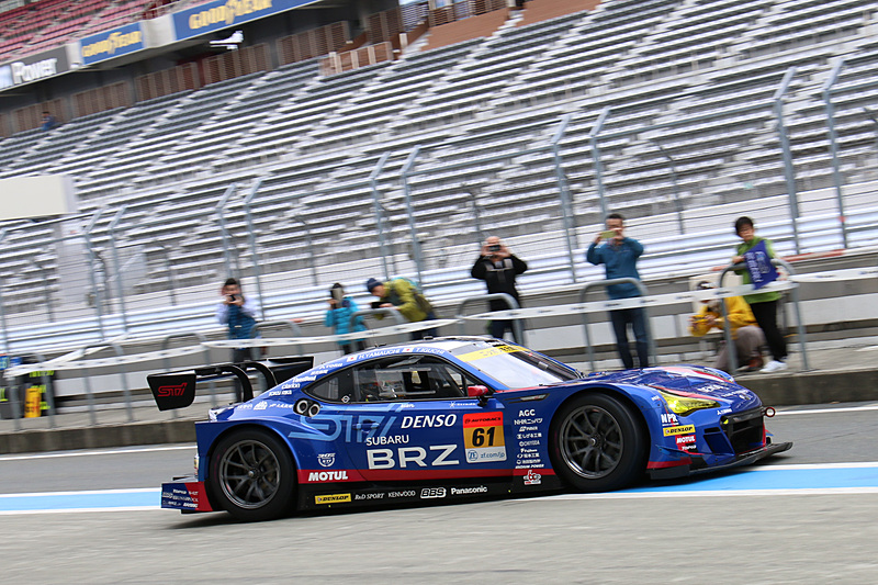 来場者が見守る中、ピットレーンに進入してテスト走行に向かう「SUBARU BRZ GT300」