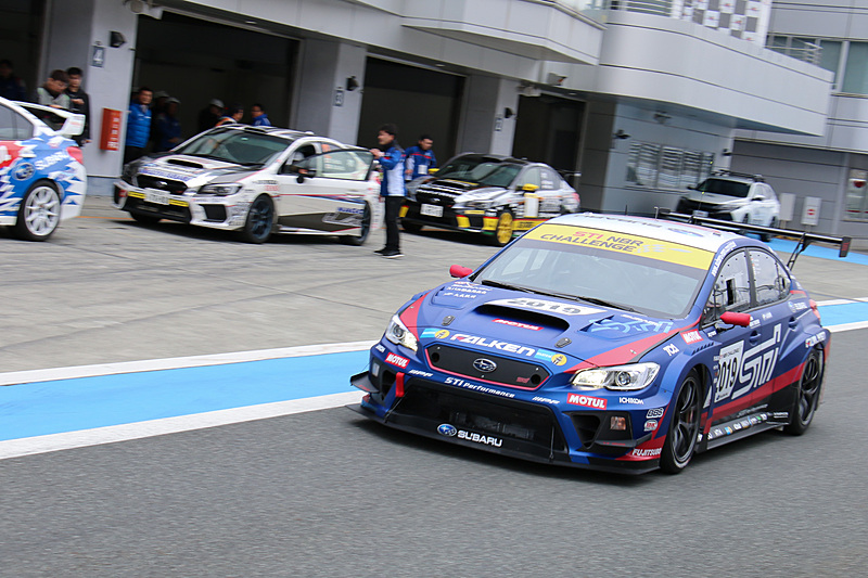 シェイクダウンされたばかりのマシンだけに、数周走行してはピットインしてコンディションチェックなどが行なわれていた