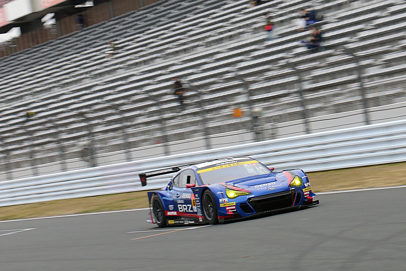 ホームストレートを駆け抜けるSUPER GT GT300クラス参戦マシンのSUBARU BRZ GT300