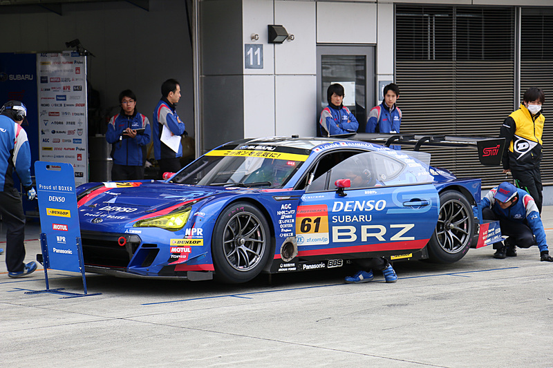 シーズン開幕まで約1か月となっているSUBARU BRZ GT300は、しばらく連続走行するとピットレーン上で車両の確認を実施して再スタート。ときおりピット内にマシンを戻してジャッキアップし、細部までチェックしていた