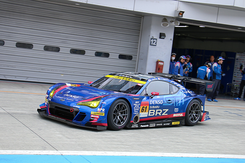 シーズン開幕まで約1か月となっているSUBARU BRZ GT300は、しばらく連続走行するとピットレーン上で車両の確認を実施して再スタート。ときおりピット内にマシンを戻してジャッキアップし、細部までチェックしていた