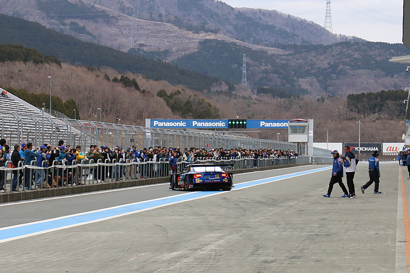 シーズン開幕まで約1か月となっているSUBARU BRZ GT300は、しばらく連続走行するとピットレーン上で車両の確認を実施して再スタート。ときおりピット内にマシンを戻してジャッキアップし、細部までチェックしていた
