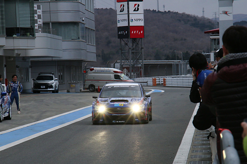 終盤にはサプライズで、2016年のニュルブルクリンク24時間レース参戦マシンの同乗走行も行なわれた