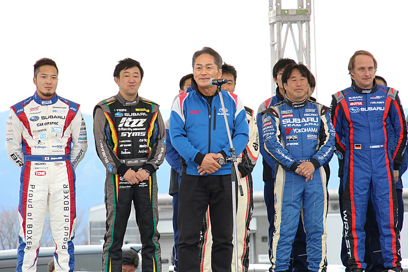 STI 辰己英治総監督（中央）