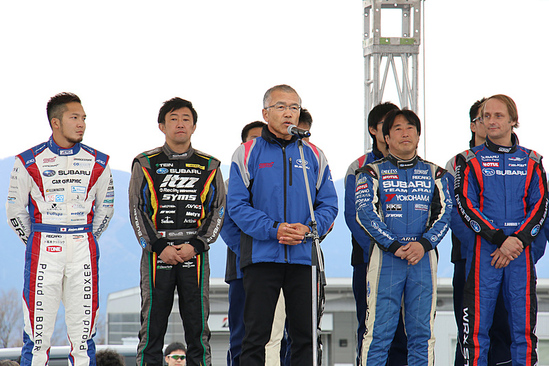 STI 渋谷真総監督（中央）