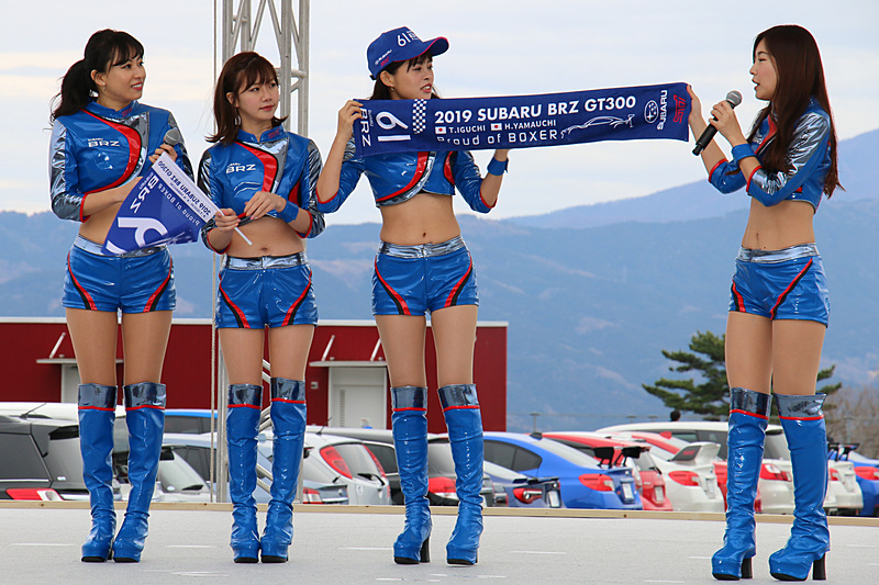 ステージでは、4人そろっての初登場となった2019年のSUBARU BRZ GT300レースクイーン「BREEZE」のフォトセッションも実施。それぞれ自己紹介した後には今シーズンのオリジナルグッズを紹介した