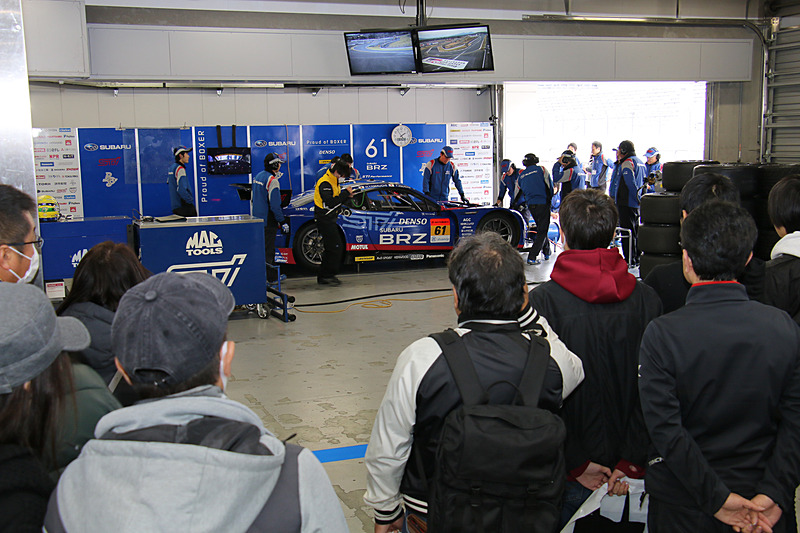 ピット内も一部が開放され、走行の準備を進めるマシンの様子を見学できた