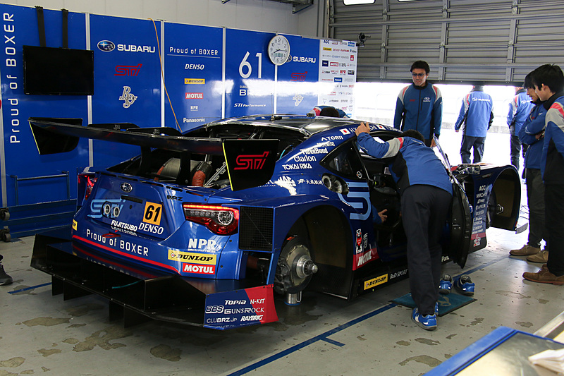 テスト走行に向けてメンテナンスが行なわれるSUBARU BRZ GT300