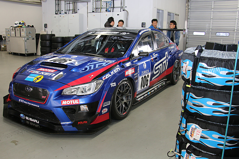 2016年仕様のSUBARU WRX STIも、車両展示に加えてサプライズの同乗走行を披露した