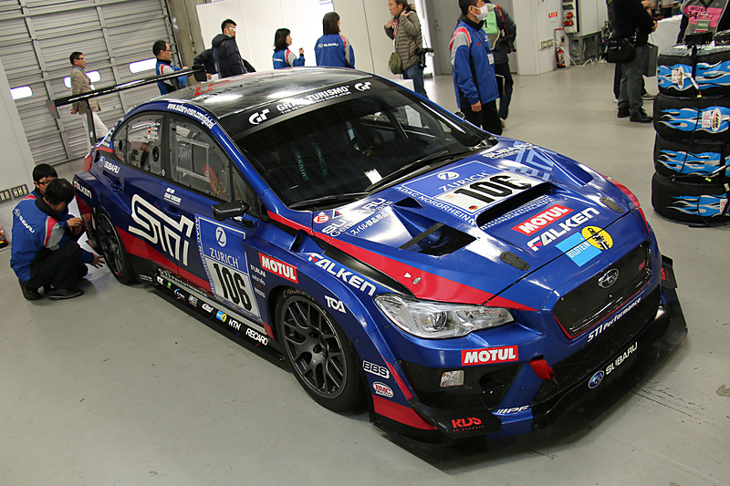 2016年仕様のSUBARU WRX STIも、車両展示に加えてサプライズの同乗走行を披露した