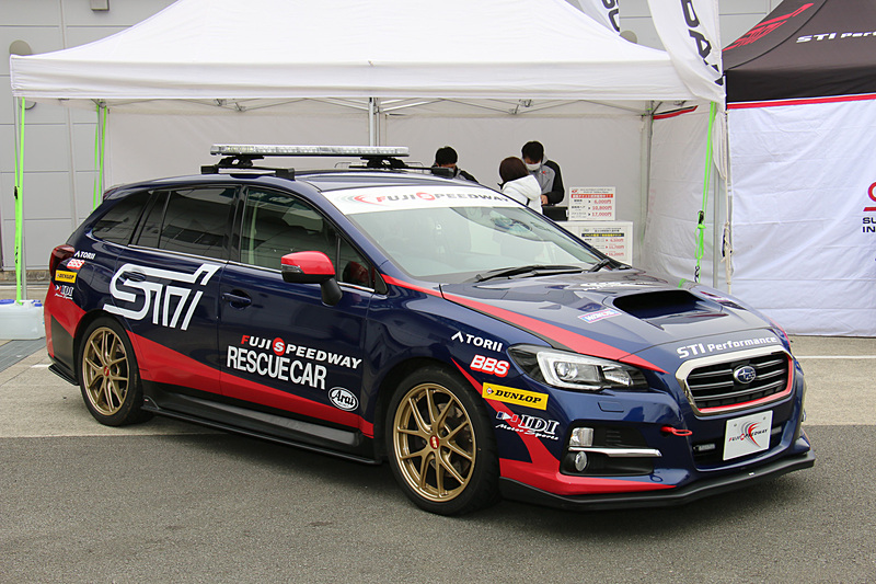 富士スピードウェイもレスキューカーとして採用している「レヴォーグ」を展示