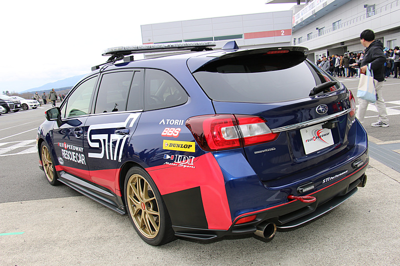 富士スピードウェイもレスキューカーとして採用している「レヴォーグ」を展示