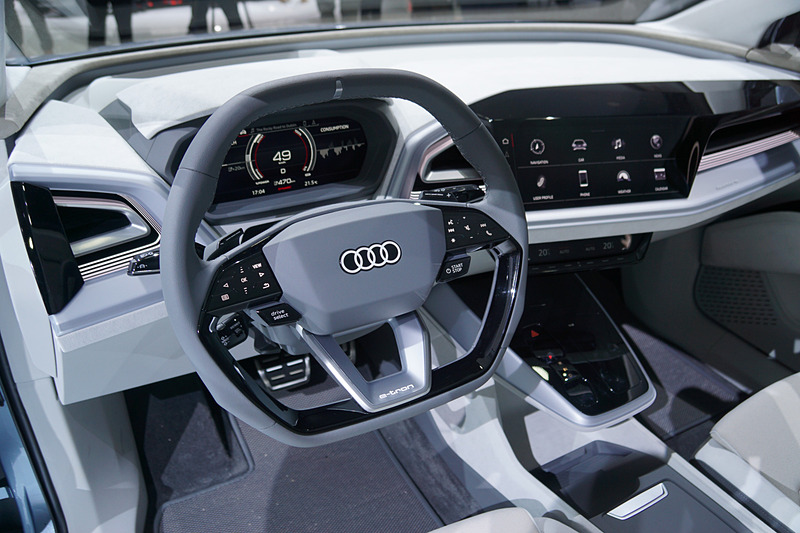 操作系など従来からあるクルマとしての文法を守りつつ、素材感などでインテリアデザインの新しい方向性を示した