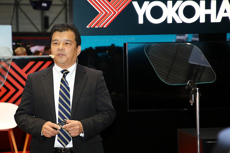 プレスカンファレンスでプレゼンテーションを行なった横浜ゴム株式会社 タイヤ企画本部 消費財製品企画部の政友毅部長