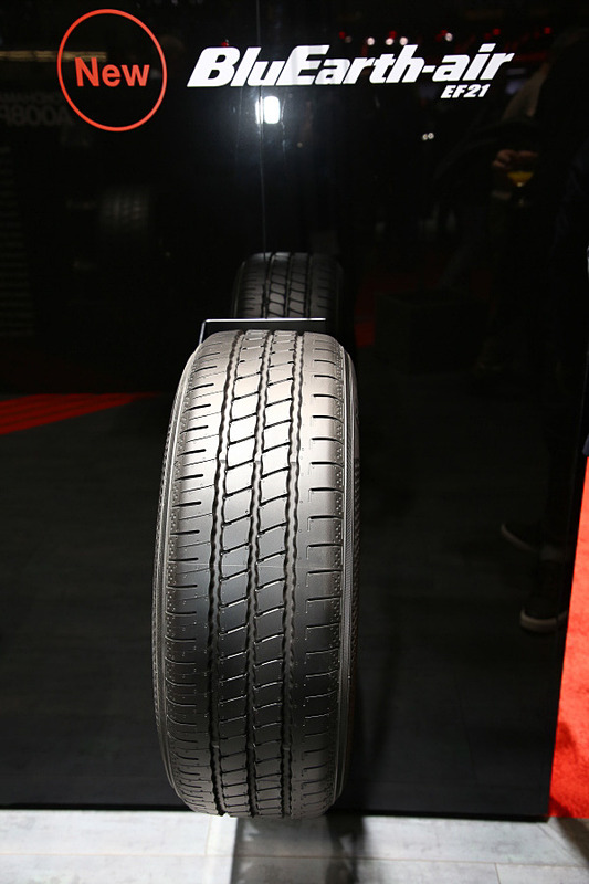 BlueEarth-air EF21は、従来のADVAN V551に対して25％の軽量化を達成したライトウェイトモデル