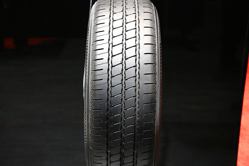 BlueEarth-air EF21は、従来のADVAN V551に対して25％の軽量化を達成したライトウェイトモデル