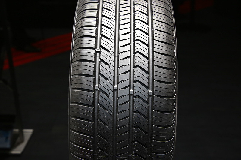 GEOLANDAR X-CVは、左右非対称のトレッドパターンと4本のグルーブからなるオールシーズンタイヤ