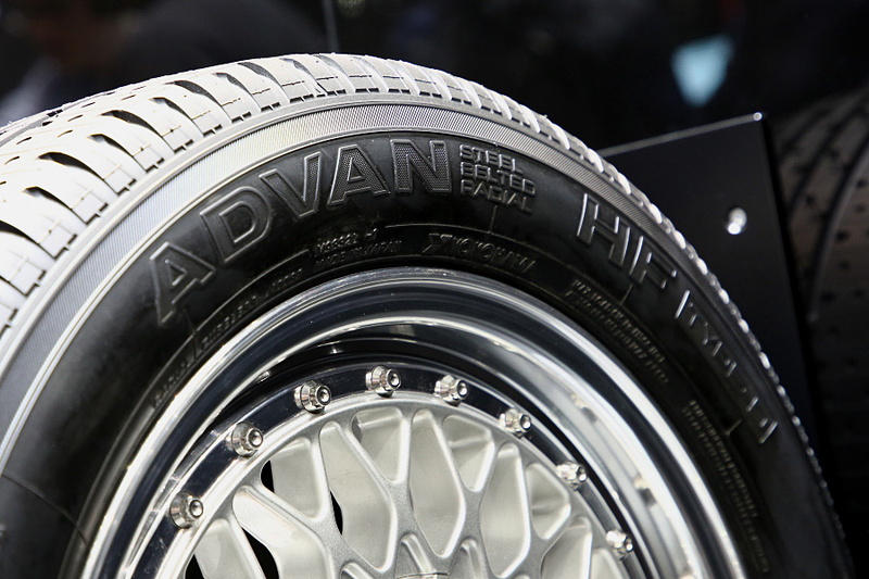 クラシックスポーツカー向けに開発された「ADVAN HF Type D」