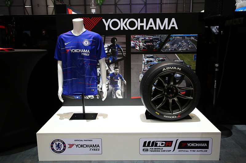 ブースにはヨコハマブランドを象徴するWTCRのタイヤとチェルシーフットボールクラブのユニフォームも飾られていた