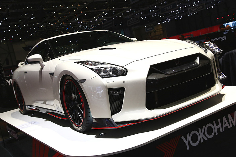 サイズラインナップを拡大したADVAN A052を履いた「GT-R」をブースに展示