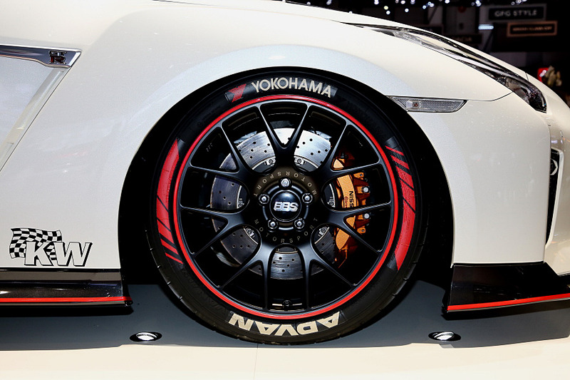 サイズラインナップを拡大したADVAN A052を履いた「GT-R」をブースに展示