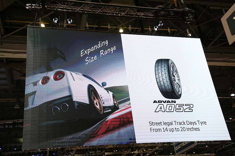 サイズラインナップを拡大したADVAN A052を履いた「GT-R」をブースに展示