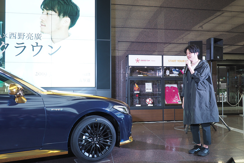 完成したニシノクラウンを見つめる西野さん