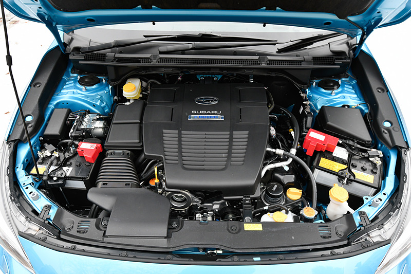 XV Advanceは最高出力107kW(145PS)/6000rpm、最大トルク188Nm(19.2kgfm)/4000rpmを発生する水平対向4気筒DOHC 2.0リッター直噴エンジン「FB20」型に加え、4.8Ahの直列リチウムイオン電池を32個搭載し、最高出力10kW(13.6PS)、最大トルク65Nm(6.6kgfm)を発生する「MA1」型モーターを組み合わせる。トランスミッションにはマニュアルモード付きのCVTを採用し、駆動方式は4WD。JC08モード燃費は19.2km/L、WLTCモード燃費は15.0km/L
