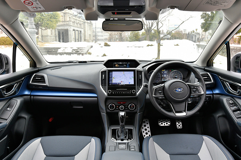 ブルーのアクセントカラーが入ったXV Advanceのインテリア。4輪の駆動力やブレーキなどを適切にコントロールする「X-MODE」のスイッチはシフトノブ右下にボタンを配置