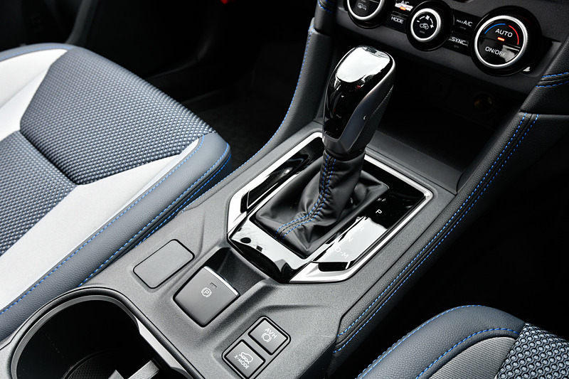 ブルーのアクセントカラーが入ったXV Advanceのインテリア。4輪の駆動力やブレーキなどを適切にコントロールする「X-MODE」のスイッチはシフトノブ右下にボタンを配置