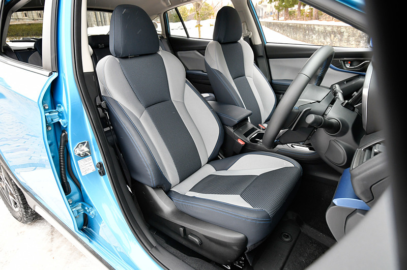 ブルーのアクセントカラーが入ったXV Advanceのインテリア。4輪の駆動力やブレーキなどを適切にコントロールする「X-MODE」のスイッチはシフトノブ右下にボタンを配置