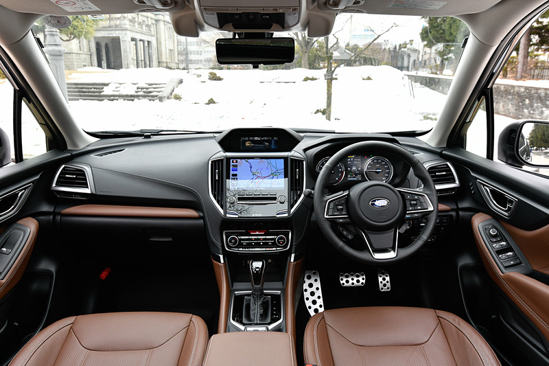 フォレスター Advanceのインテリア。撮影車はオプションとなるブラウン（シルバーステッチ）の本革シートを装着。X-MODEのスイッチはシフトノブ下のダイアル式となり、「SNOW/DIRT」「D.SNOW/MUD」の2つのモードを採用