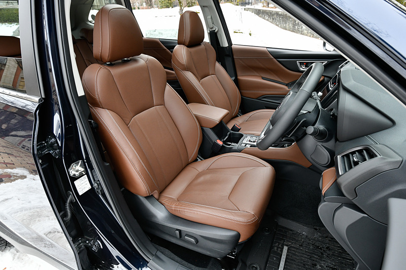 フォレスター Advanceのインテリア。撮影車はオプションとなるブラウン（シルバーステッチ）の本革シートを装着。X-MODEのスイッチはシフトノブ下のダイアル式となり、「SNOW/DIRT」「D.SNOW/MUD」の2つのモードを採用