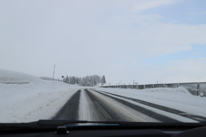 路面は融雪のために水が流れていたり、シャーベット状の雪で轍ができていたり、真っ白に圧雪されていたり、さまざまな表情を見せた