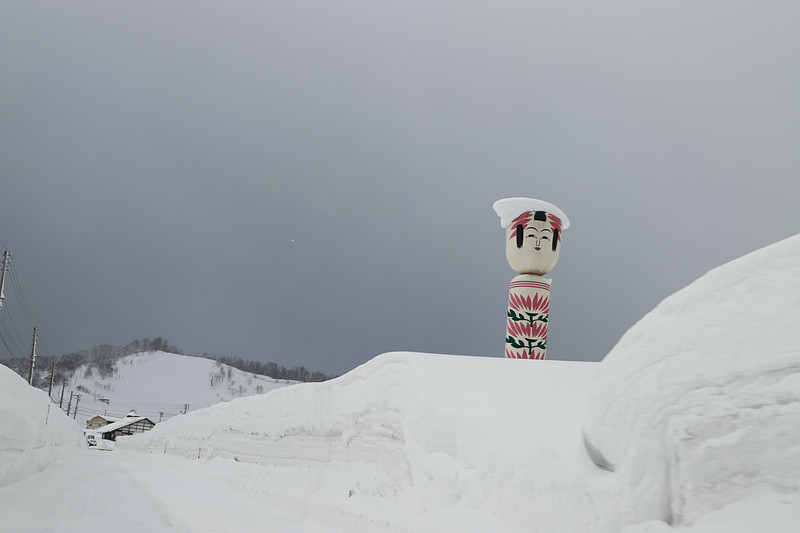 肘折温泉に向かう途中、雪の中に突然巨大なこけしが現われ、出迎えてくれた