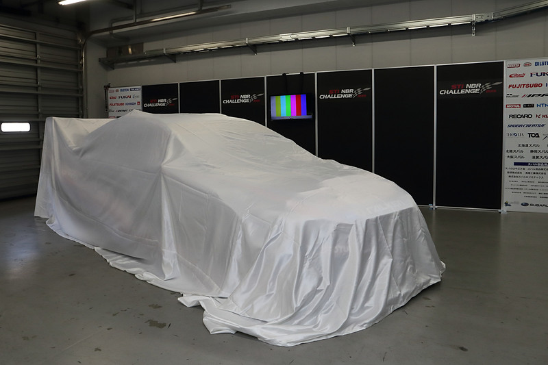 シェイクダウンを前に、ピット内で参戦ドライバーの手によるアンベールも行なわれた