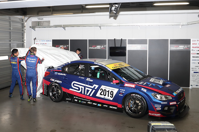 シェイクダウンを前に、ピット内で参戦ドライバーの手によるアンベールも行なわれた