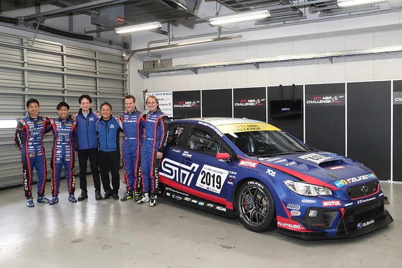 シェイクダウンを前に、ピット内で参戦ドライバーの手によるアンベールも行なわれた