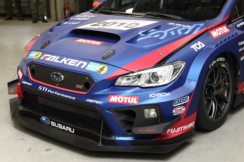 新しいSUBARU WRX STIではボディ全体にマット塗装を施していることに加え、フロントフェンダールーバーとドアミラーに「サメ肌塗装」を採用。空気の整流で空気抵抗を減らすことを目指している