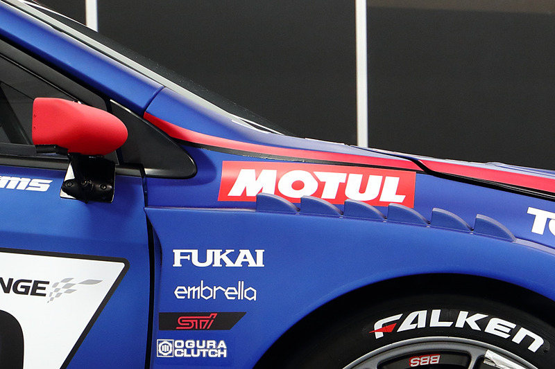 新しいSUBARU WRX STIではボディ全体にマット塗装を施していることに加え、フロントフェンダールーバーとドアミラーに「サメ肌塗装」を採用。空気の整流で空気抵抗を減らすことを目指している