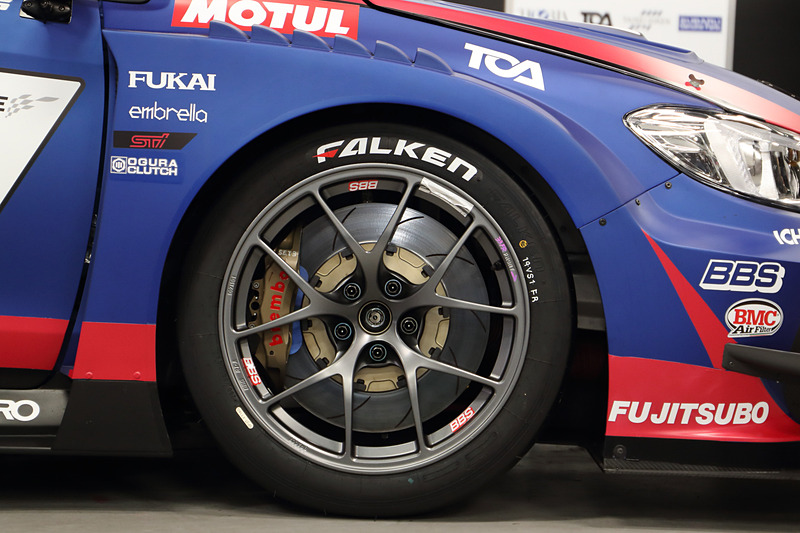 足まわりではジオメトリーを変更し、ホイールの素材をマグネシウムからアルミニウムに変更。アンダーステアや限界領域でのピーキーな挙動を抑制している。タイヤは引き続きファルケン（住友ゴム工業）