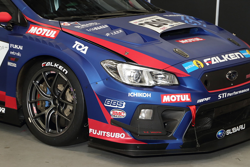 ボディにはさまざまなエアロパーツが取り付けられている