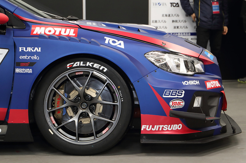 ボディにはさまざまなエアロパーツが取り付けられている