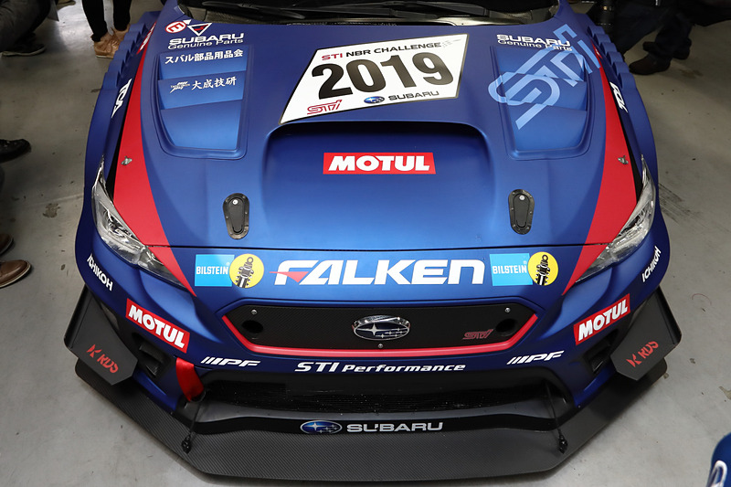 ニューモデル（左）と2016年仕様（右）のフロント比較