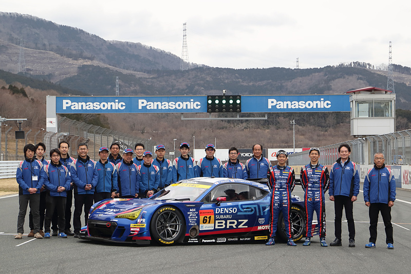 富士スピードウェイのホームストレートに並ぶ2019年仕様のSUBARU BRZ GT300とチームスタッフ
